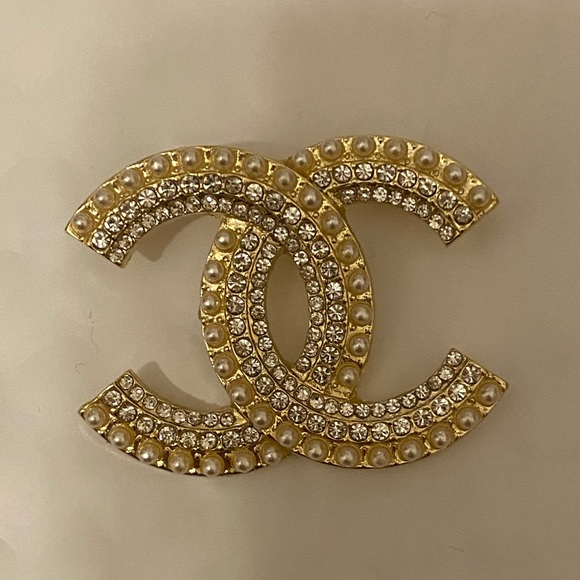 - Classic Double CC Pearled Brooch - Picture 2 of 15